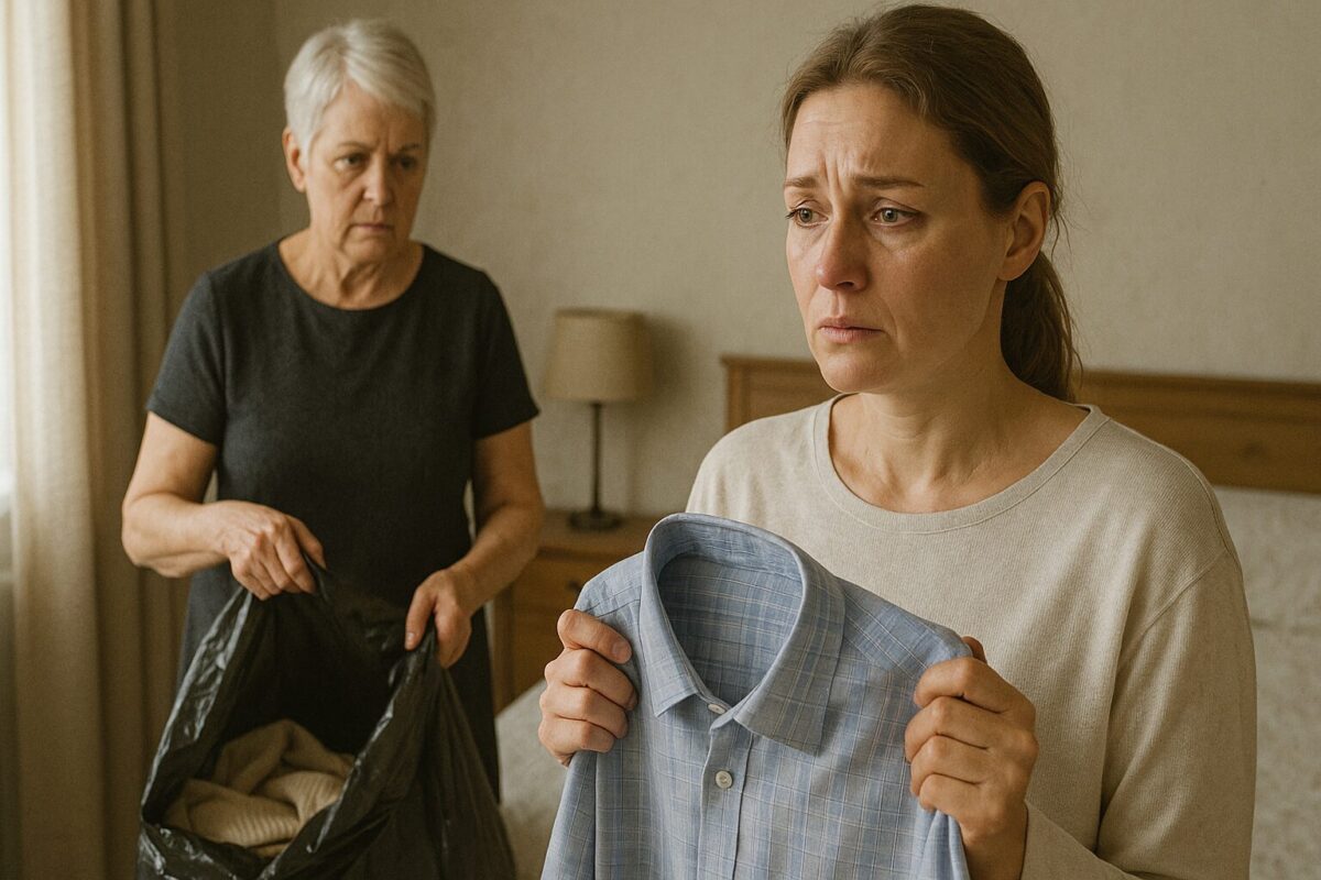 В комнате пожилая женщина с короткими седыми волосами в тёмном платье складывает вещи в чёрный мусорный пакет. На переднем плане её взрослая дочь в светлой одежде держит мужскую рубашку и смотрит на мать с болью и растерянностью. Атмосфера напряжённая, чувствуется контраст между холодной решимостью матери и отчаянием дочери.