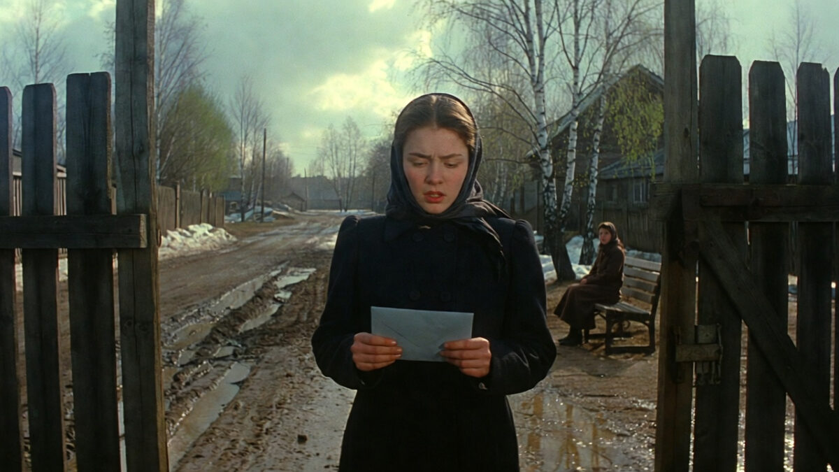 Женщина с казённым письмом у калитки весной 1942 года — трогательный рассказ главами о войне и тайном поиске